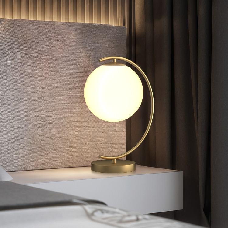 Lampe_de_chevet_Lune_Doree_Design_avec_Boule