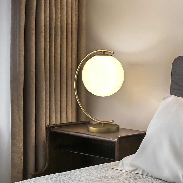 Lampe_de_chevet_Lune_Doree_Design_avec_Boule_1