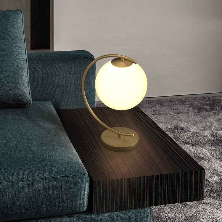 Lampe_de_chevet_Lune_Doree_Design_avec_Boule_2