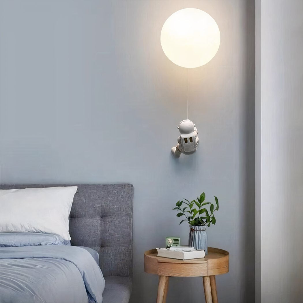 Lampe de chevet Murale Enfant LED Lune avec Astronaute - Opale